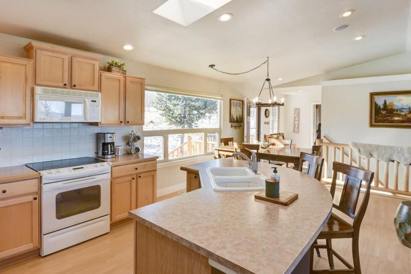Cabin On 13 Acres With A Pool Table And Jacuzzi Tub