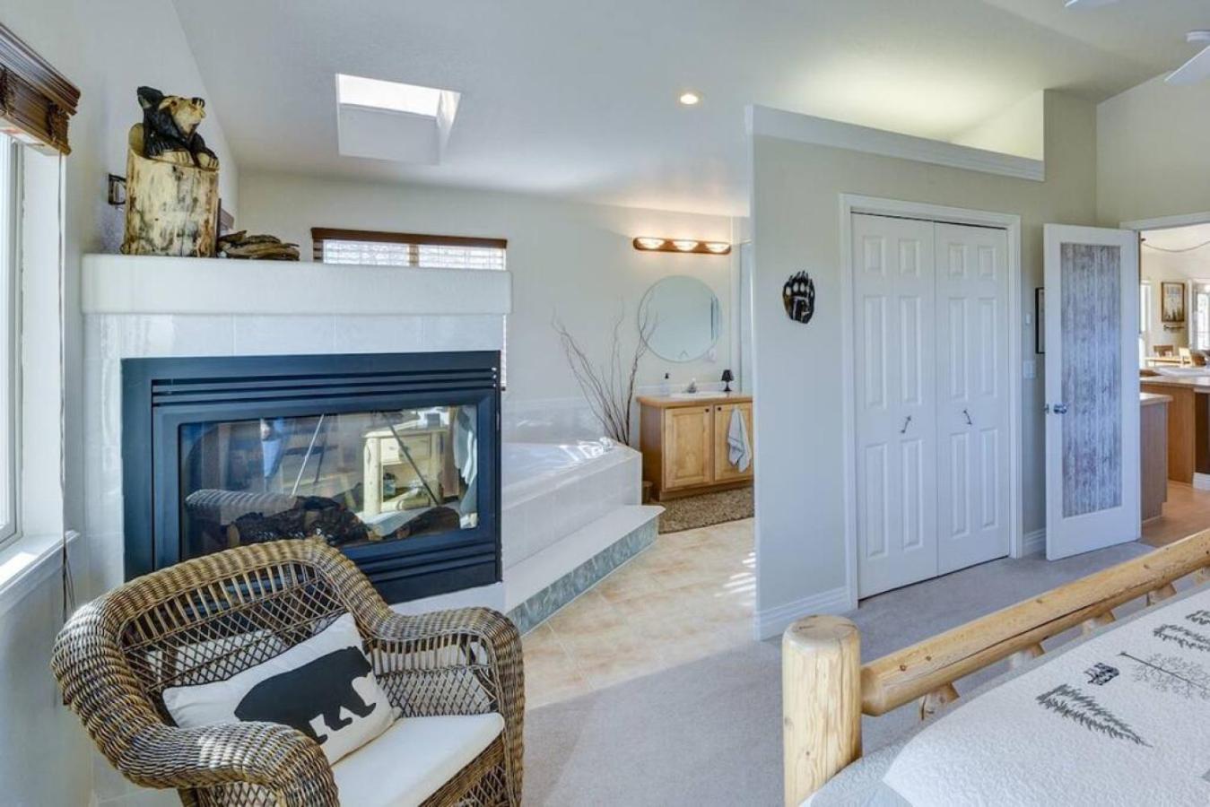 Cabin On 13 Acres With A Pool Table And Jacuzzi Tub