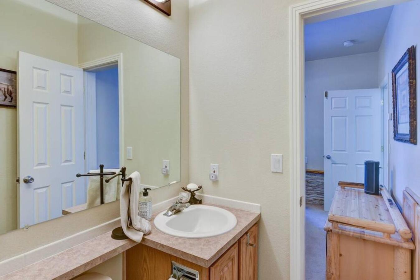 Cabin On 13 Acres With A Pool Table And Jacuzzi Tub