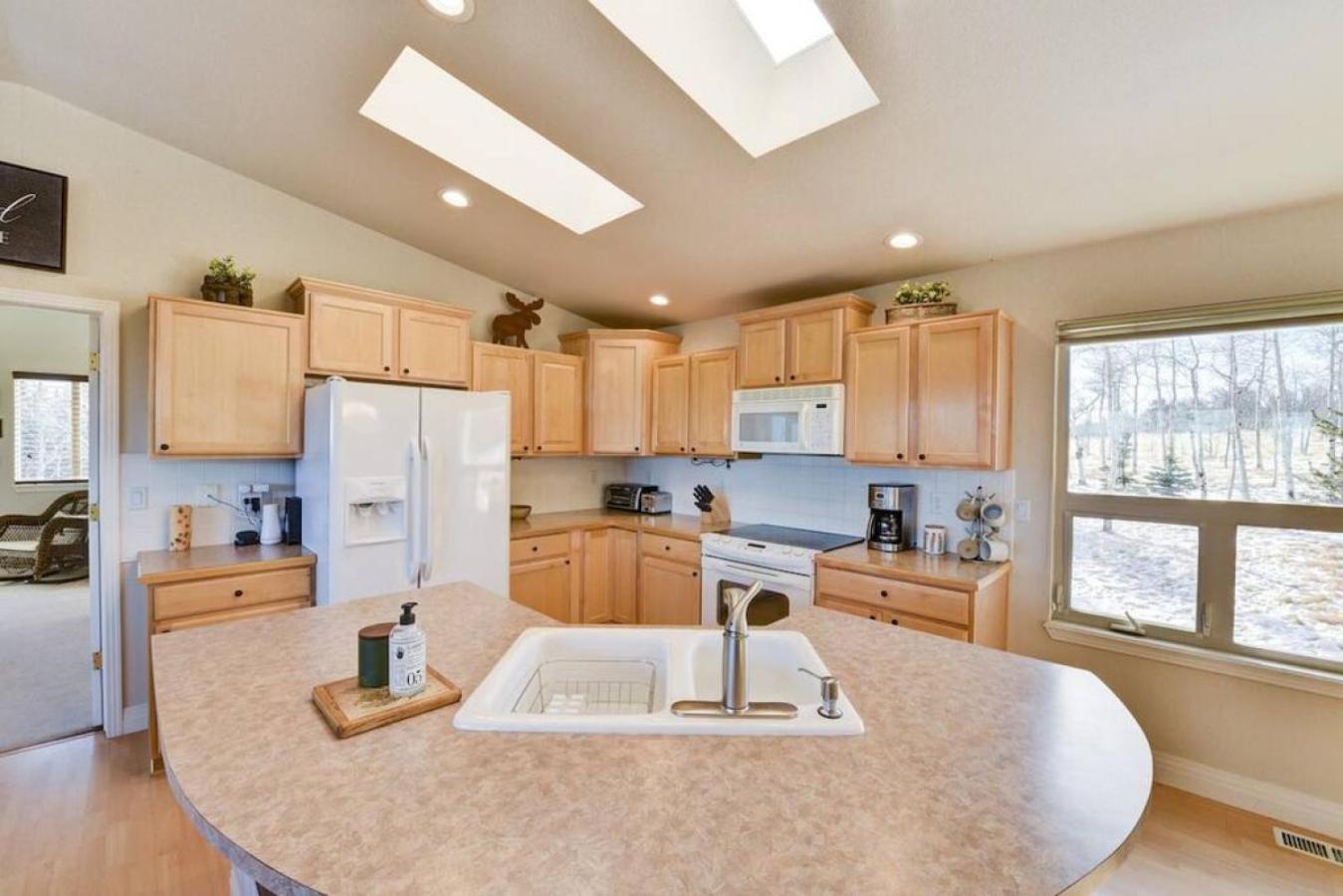 Cabin On 13 Acres With A Pool Table And Jacuzzi Tub