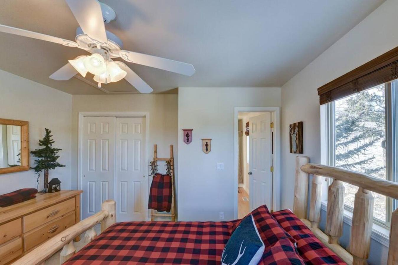 Cabin On 13 Acres With A Pool Table And Jacuzzi Tub