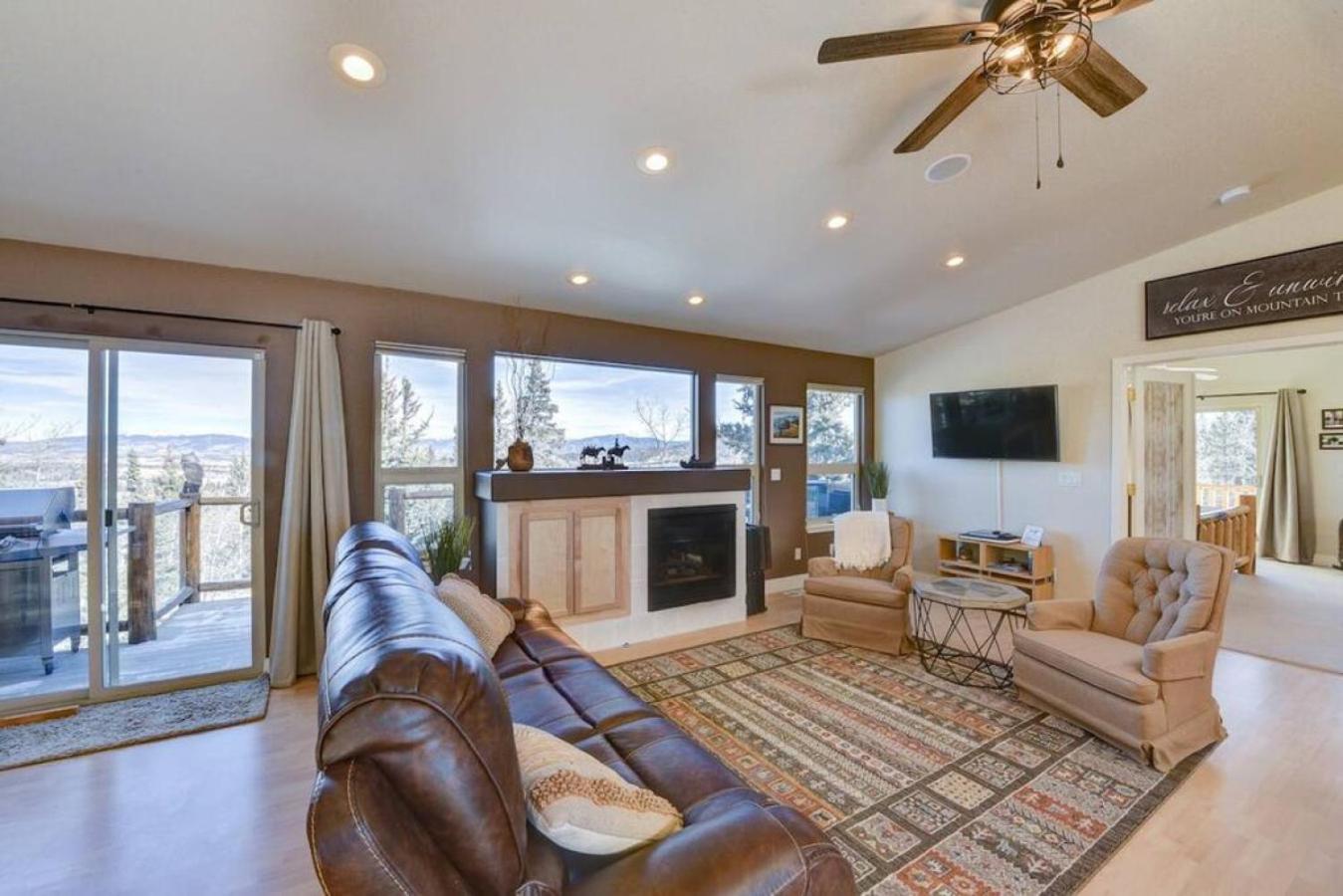 Cabin On 13 Acres With A Pool Table And Jacuzzi Tub