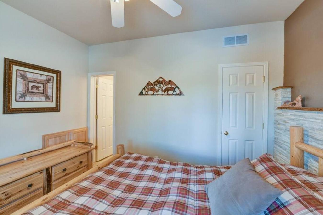 Cabin On 13 Acres With A Pool Table And Jacuzzi Tub