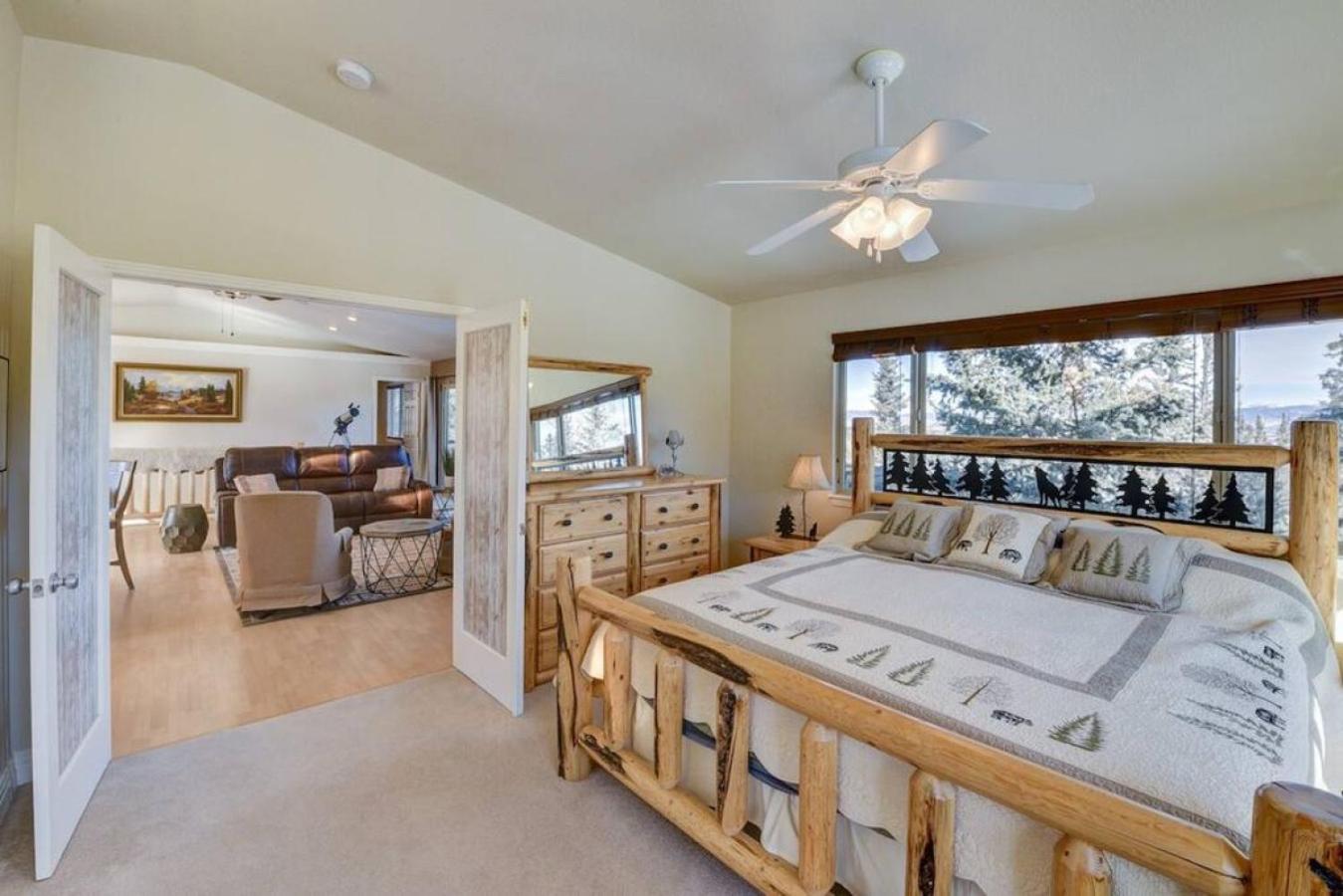 Cabin On 13 Acres With A Pool Table And Jacuzzi Tub