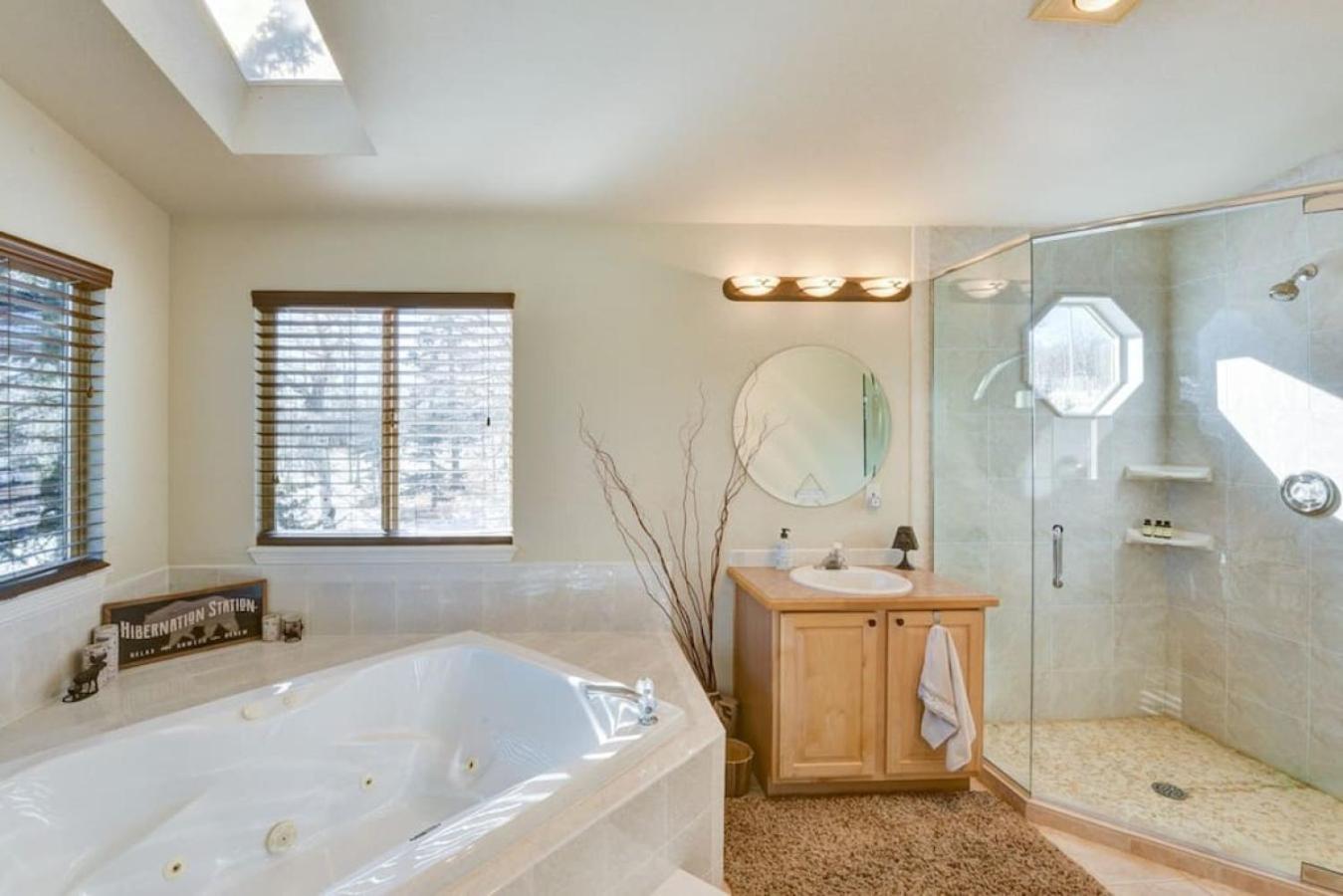 Cabin On 13 Acres With A Pool Table And Jacuzzi Tub