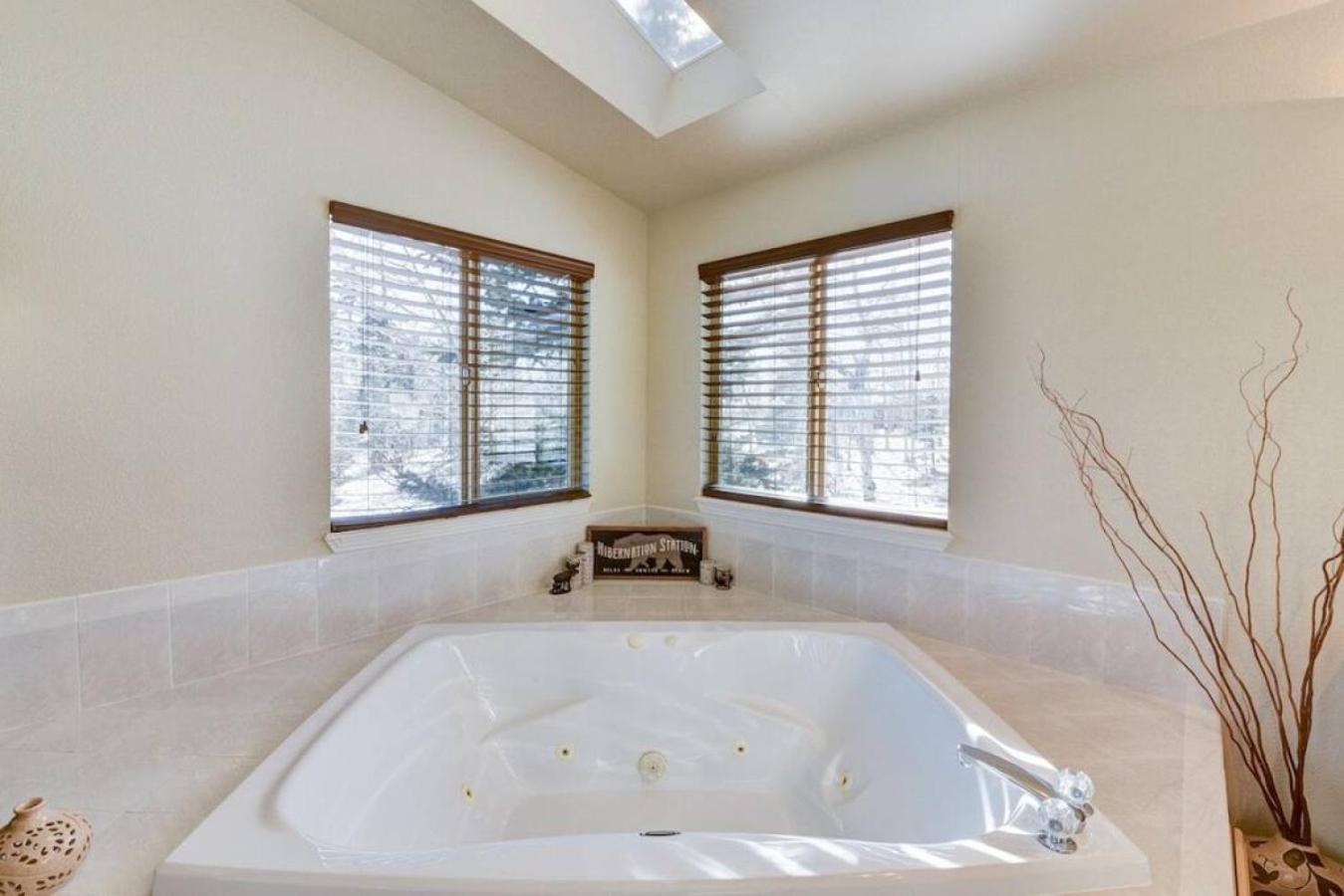 Cabin On 13 Acres With A Pool Table And Jacuzzi Tub