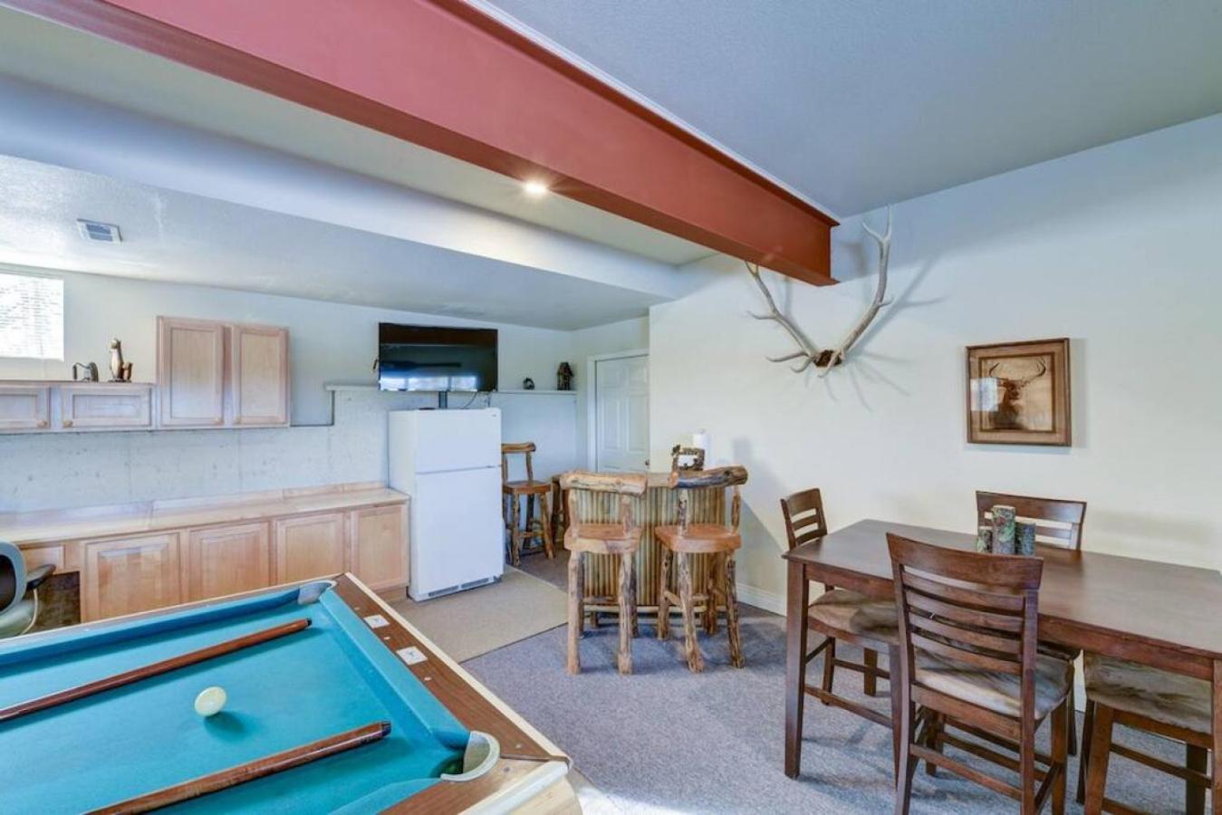 Cabin On 13 Acres With A Pool Table And Jacuzzi Tub