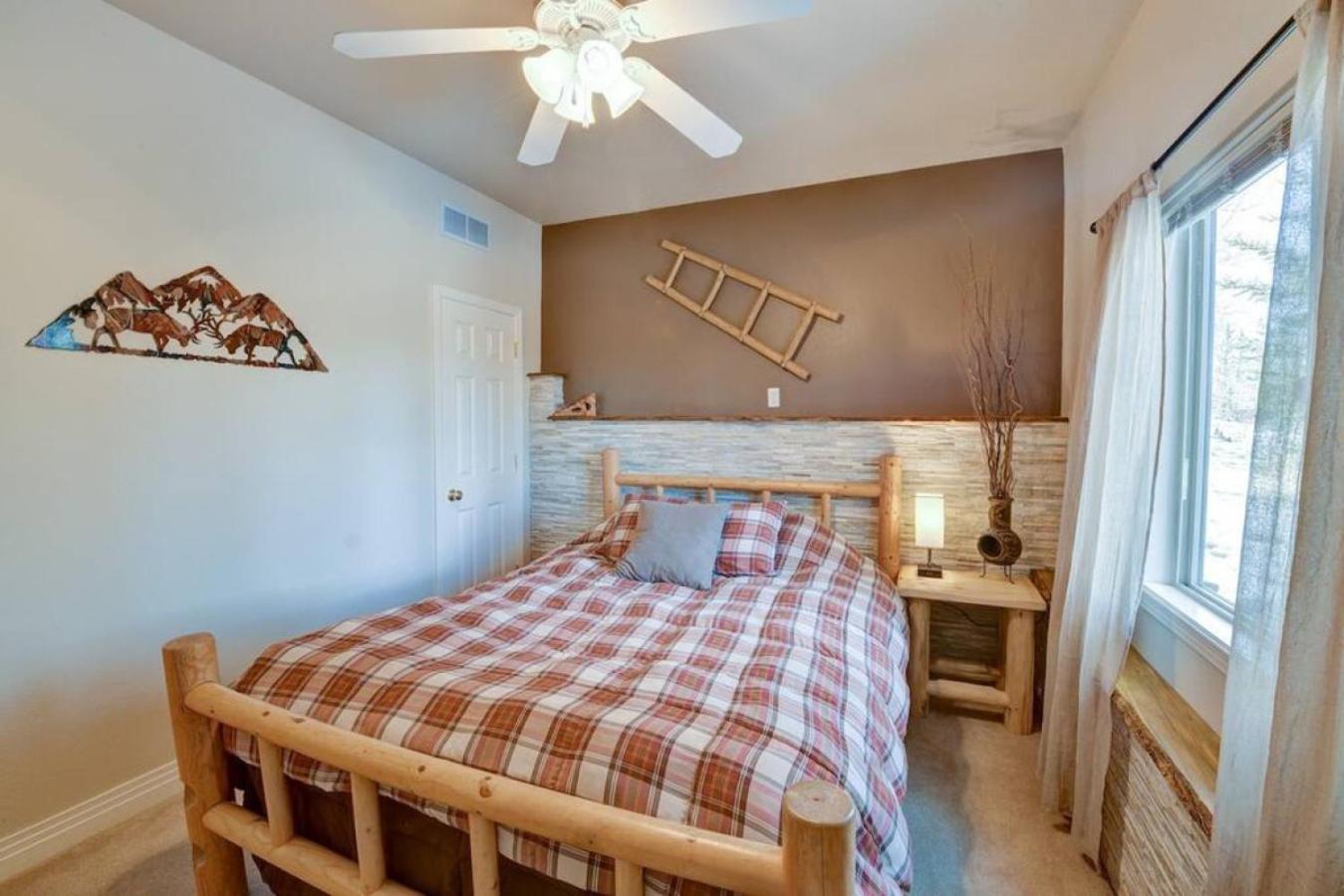 Cabin On 13 Acres With A Pool Table And Jacuzzi Tub