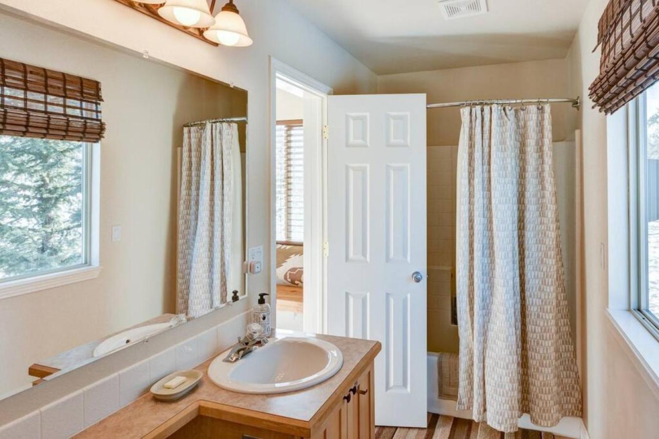 Cabin On 13 Acres With A Pool Table And Jacuzzi Tub