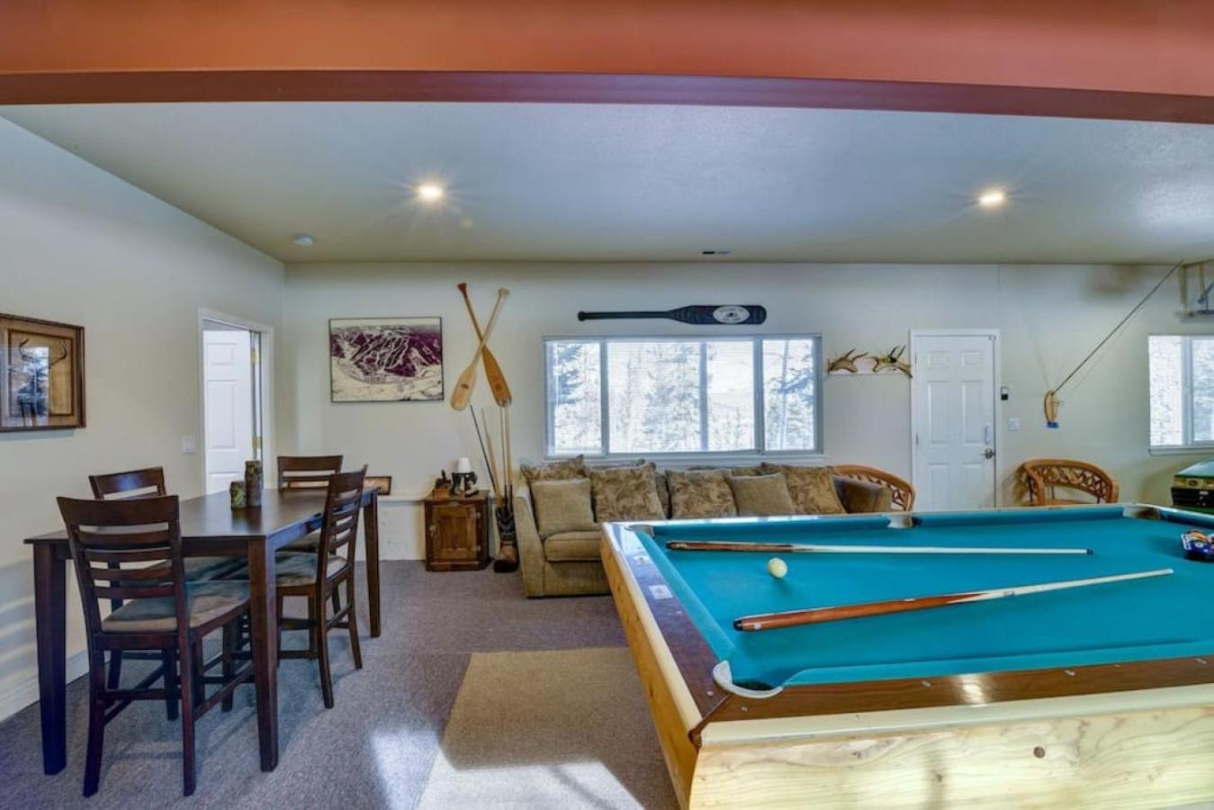 Cabin On 13 Acres With A Pool Table And Jacuzzi Tub