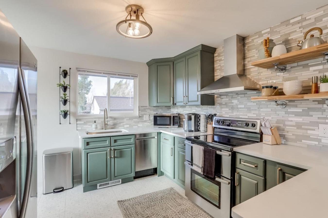 Charming Central Denver Bungalow With Hot Tub