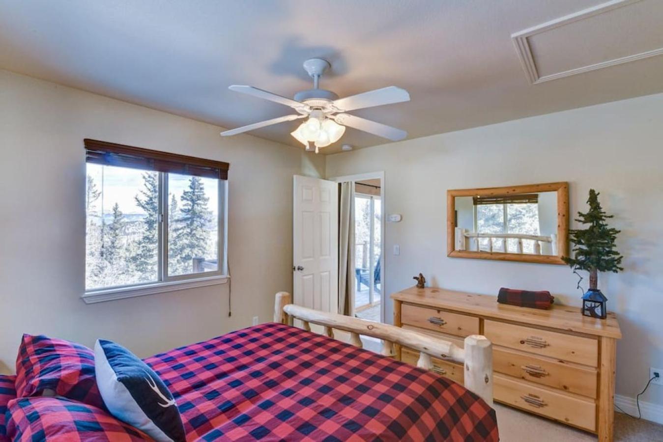Cabin On 13 Acres With A Pool Table And Jacuzzi Tub