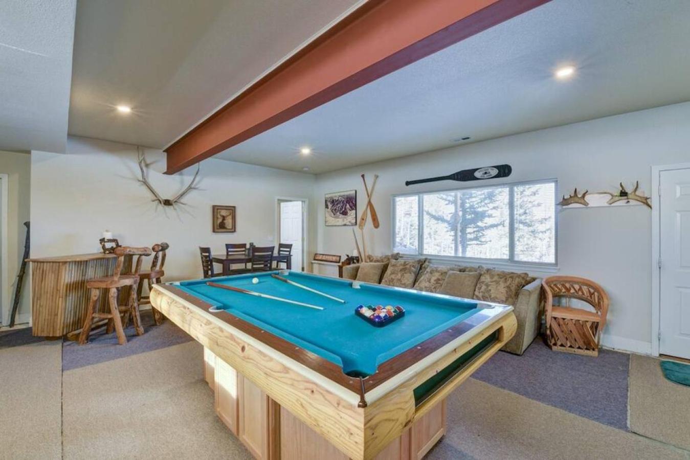 Cabin On 13 Acres With A Pool Table And Jacuzzi Tub