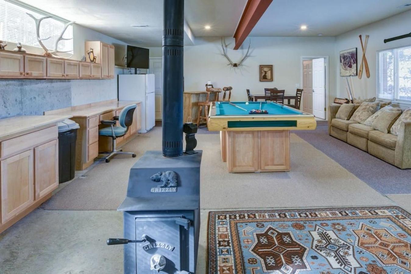 Cabin On 13 Acres With A Pool Table And Jacuzzi Tub
