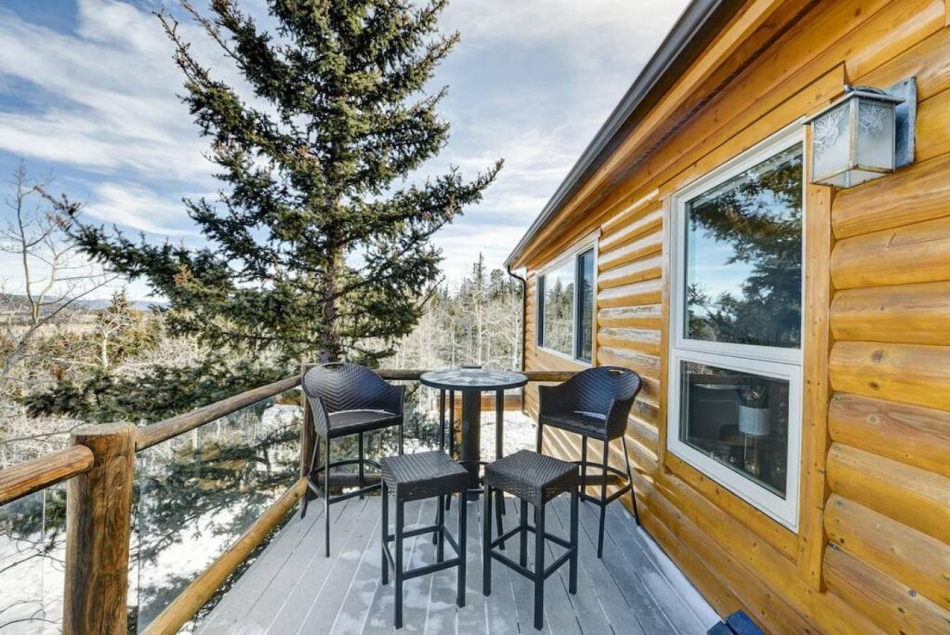Cabin On 13 Acres With A Pool Table And Jacuzzi Tub