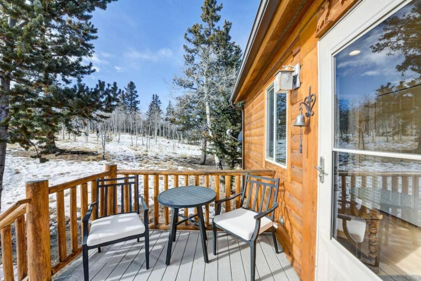 Cabin On 13 Acres With A Pool Table And Jacuzzi Tub