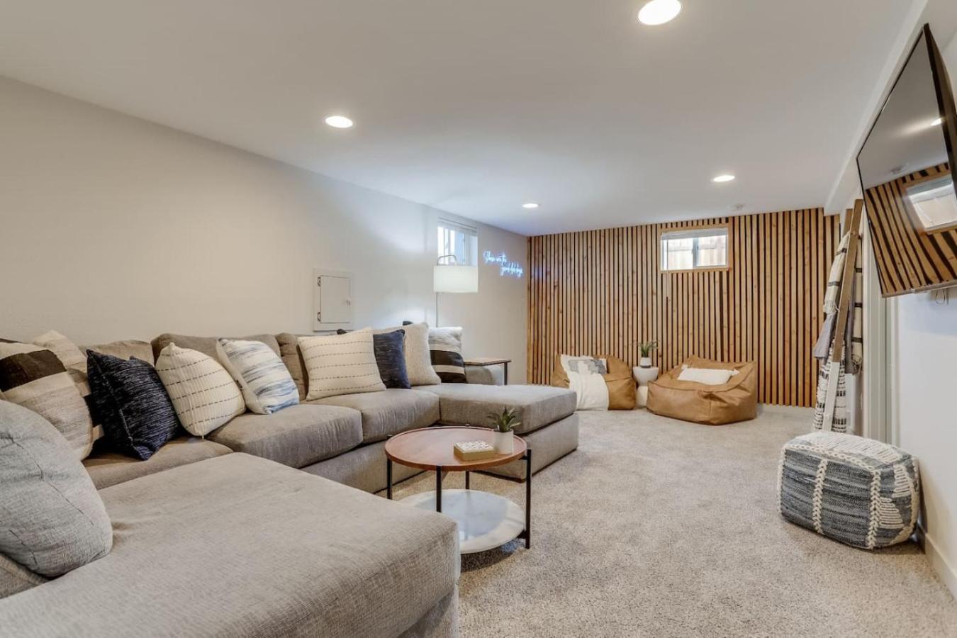 Charming Central Denver Bungalow With Hot Tub