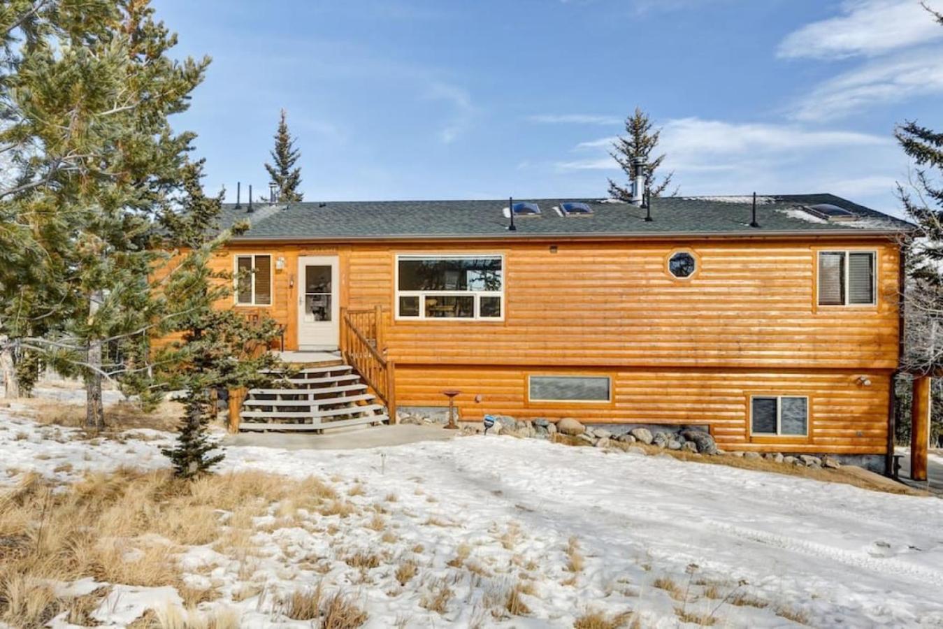 Cabin On 13 Acres With A Pool Table And Jacuzzi Tub