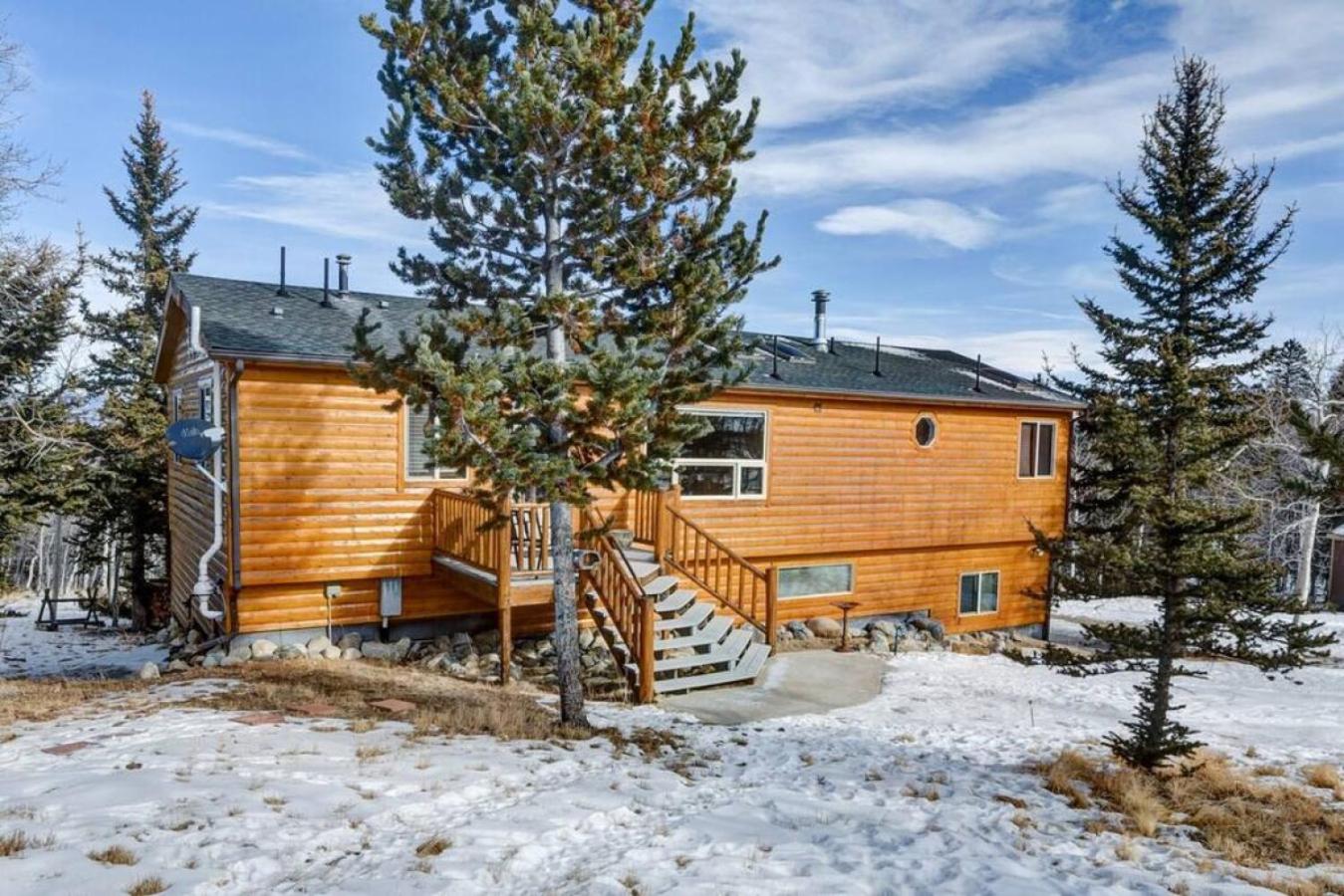 Cabin On 13 Acres With A Pool Table And Jacuzzi Tub