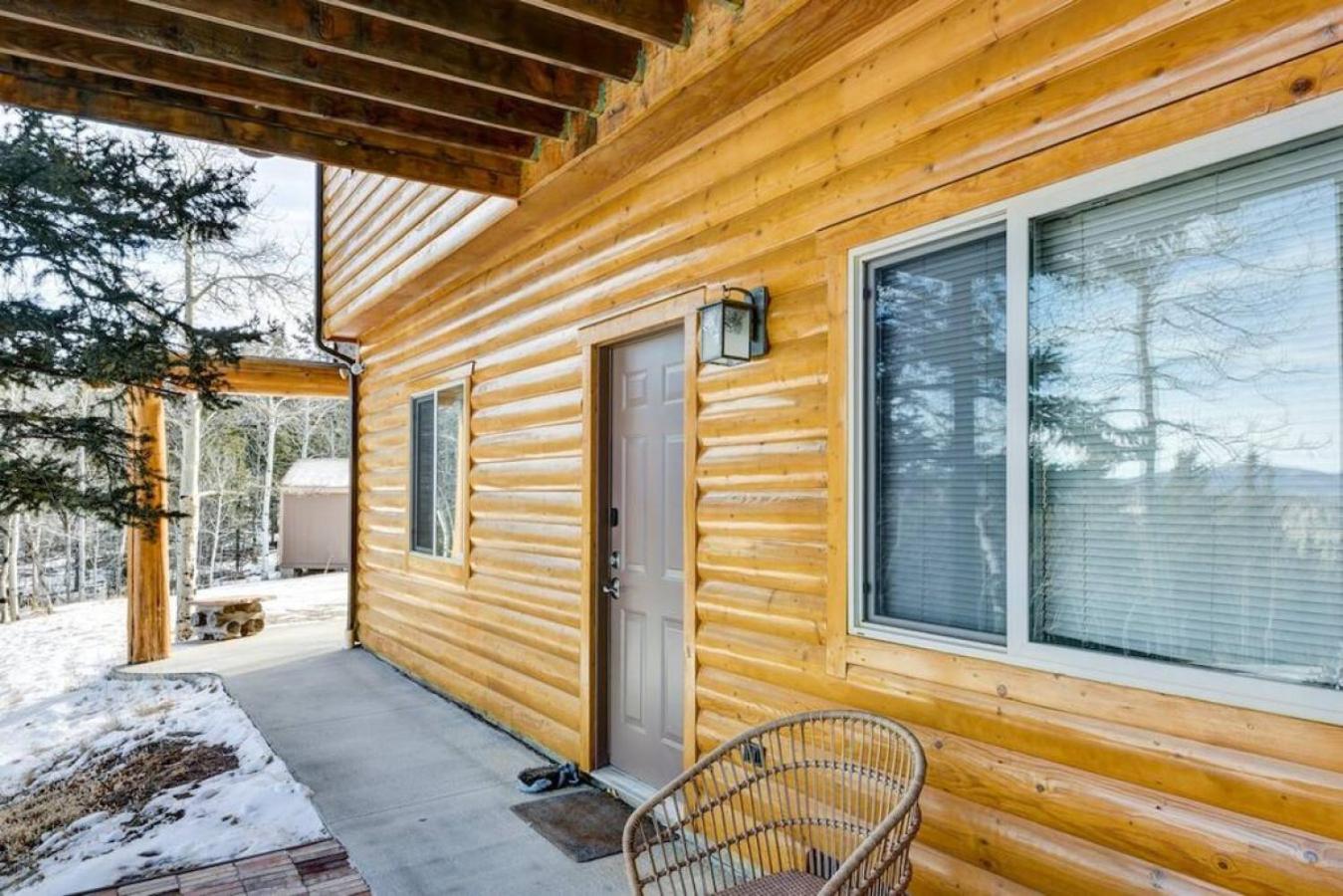 Cabin On 13 Acres With A Pool Table And Jacuzzi Tub