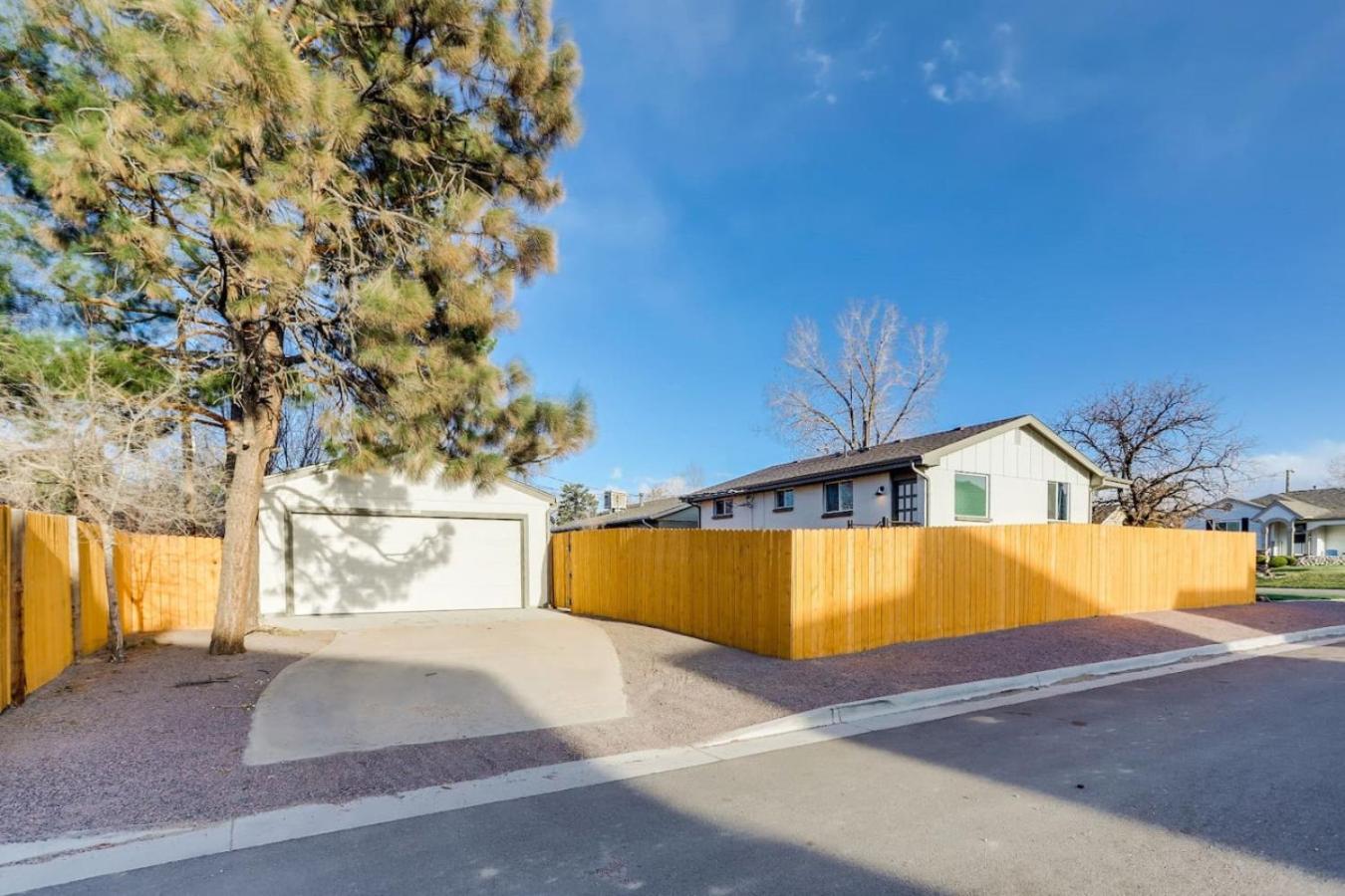 Charming Central Denver Bungalow With Hot Tub