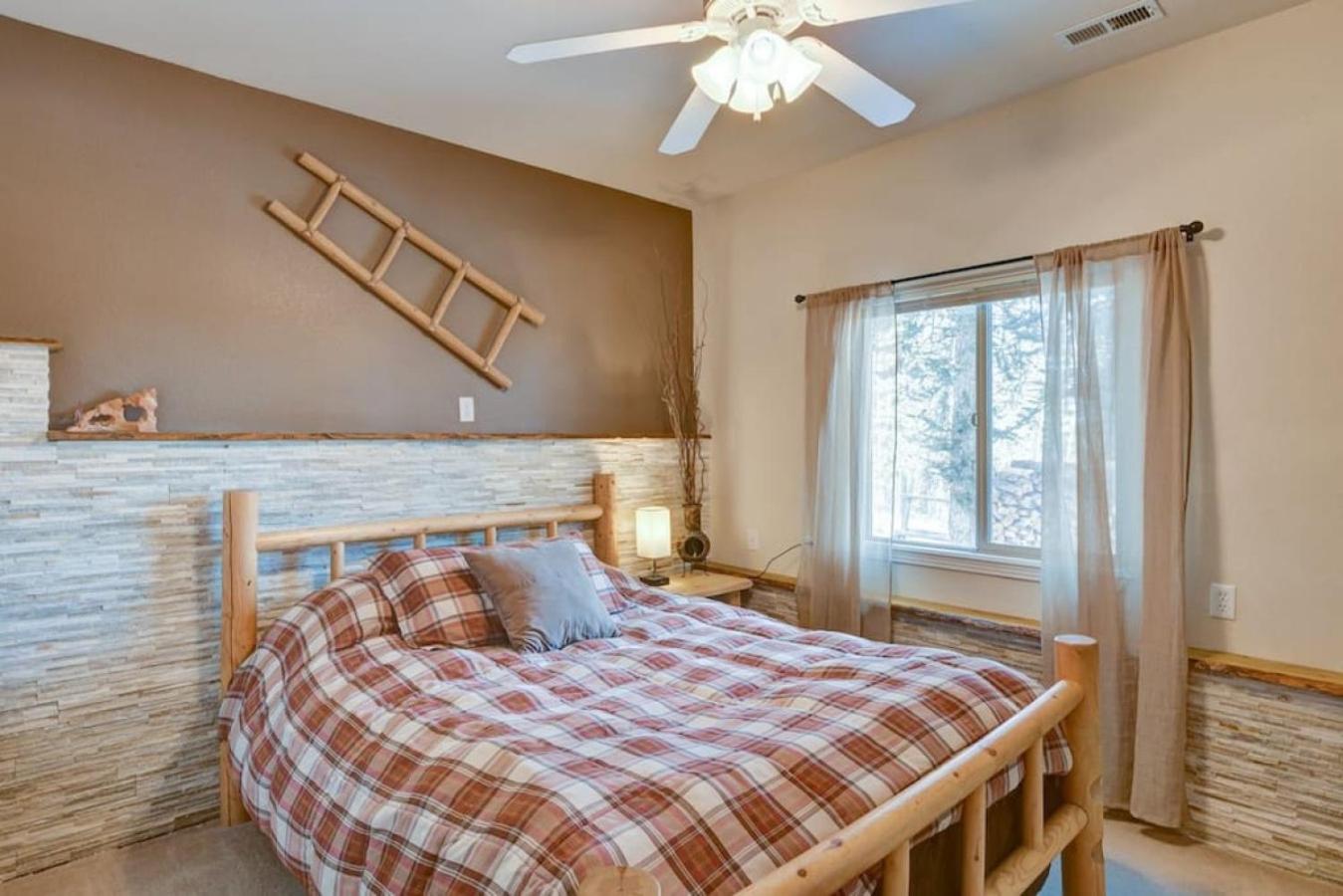 Cabin On 13 Acres With A Pool Table And Jacuzzi Tub