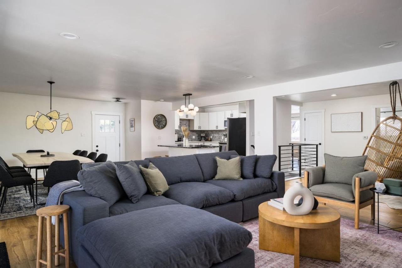Spacious and Stylish Home with HotTub 12min to Downtown