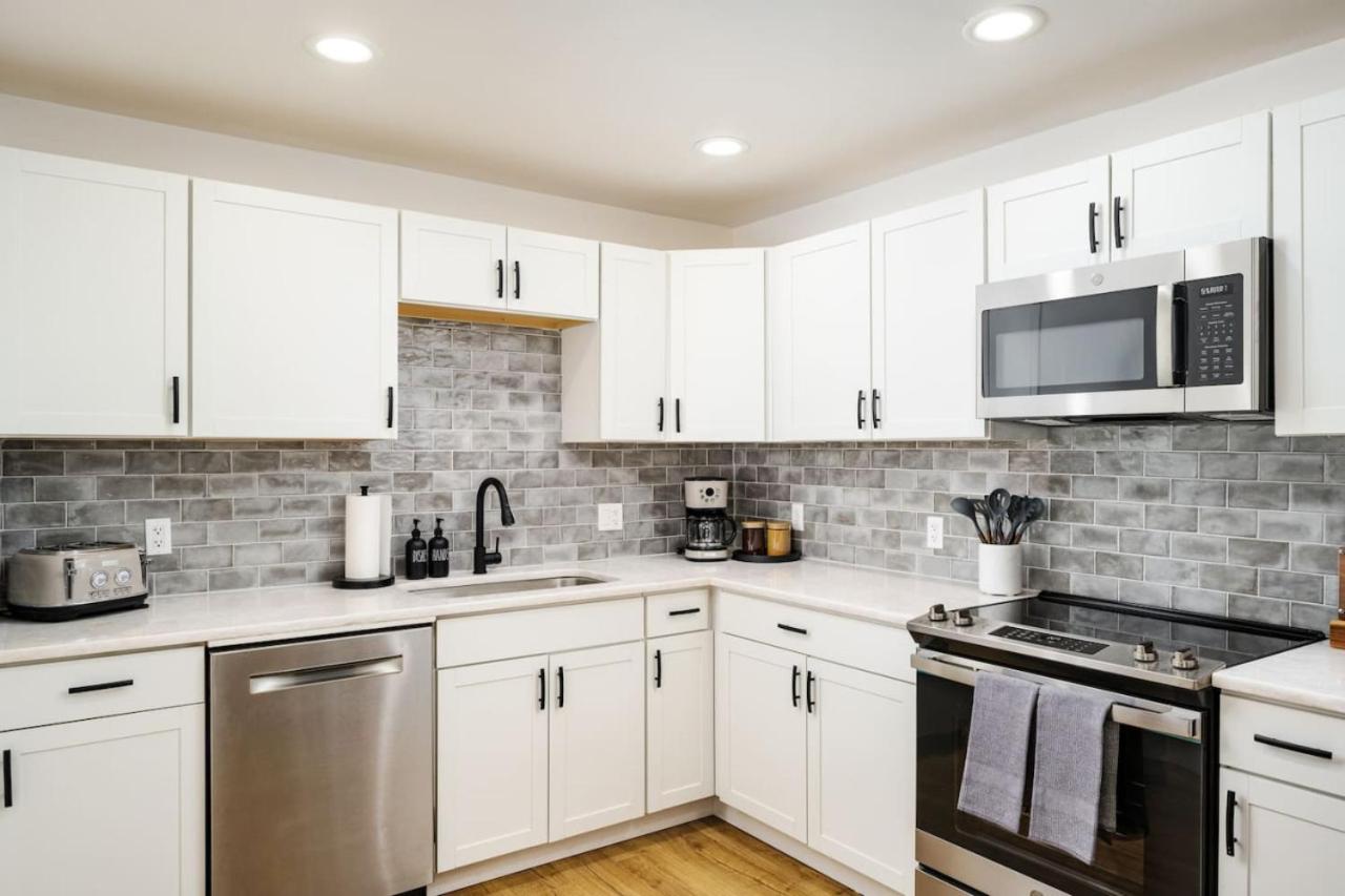 Spacious and Stylish Home with HotTub 12min to Downtown