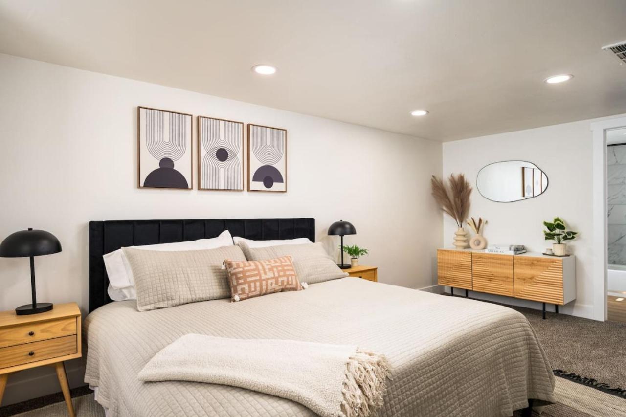 Spacious and Stylish Home with HotTub 12min to Downtown