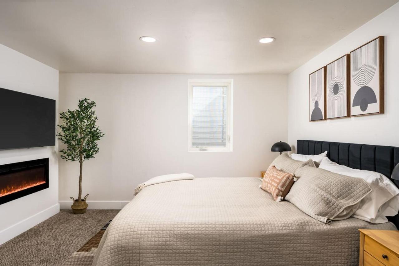 Spacious and Stylish Home with HotTub 12min to Downtown