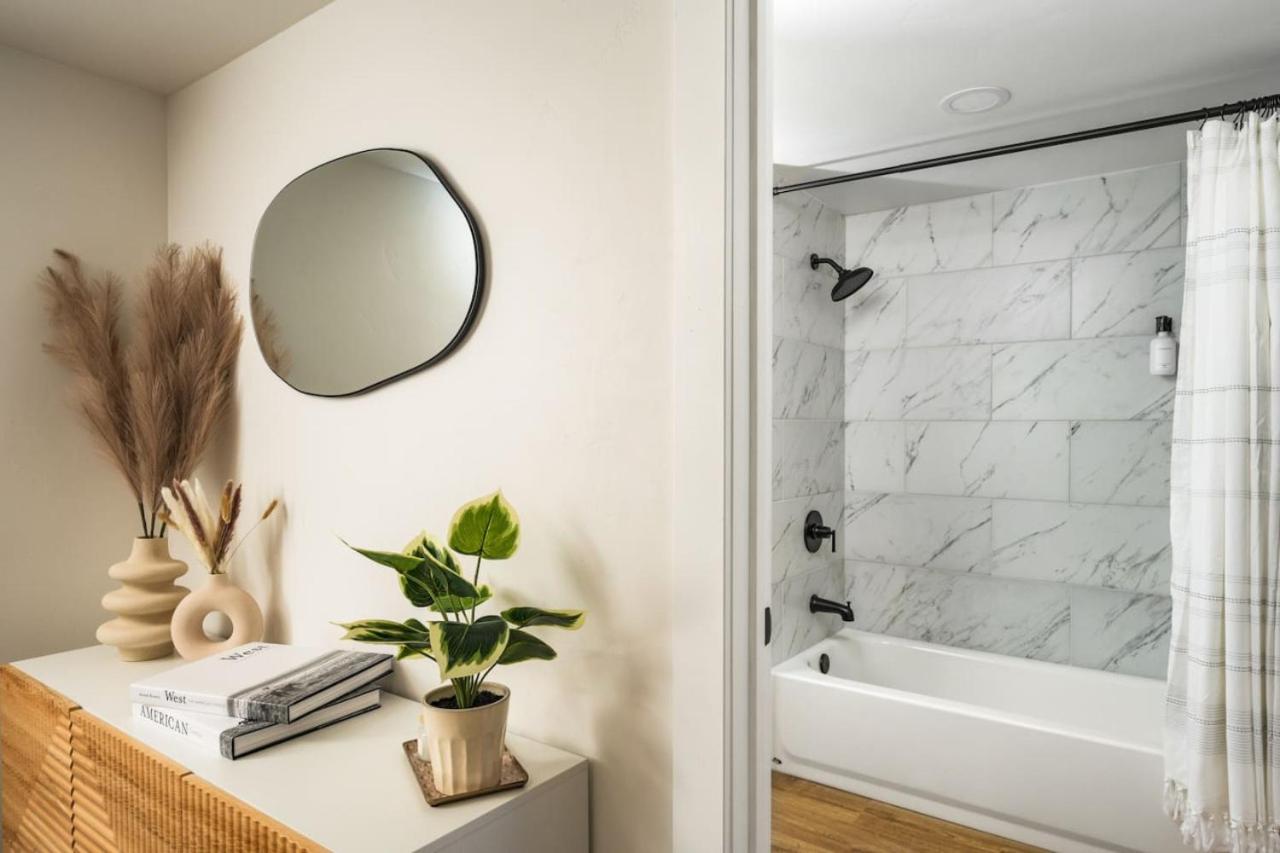 Spacious and Stylish Home with HotTub 12min to Downtown