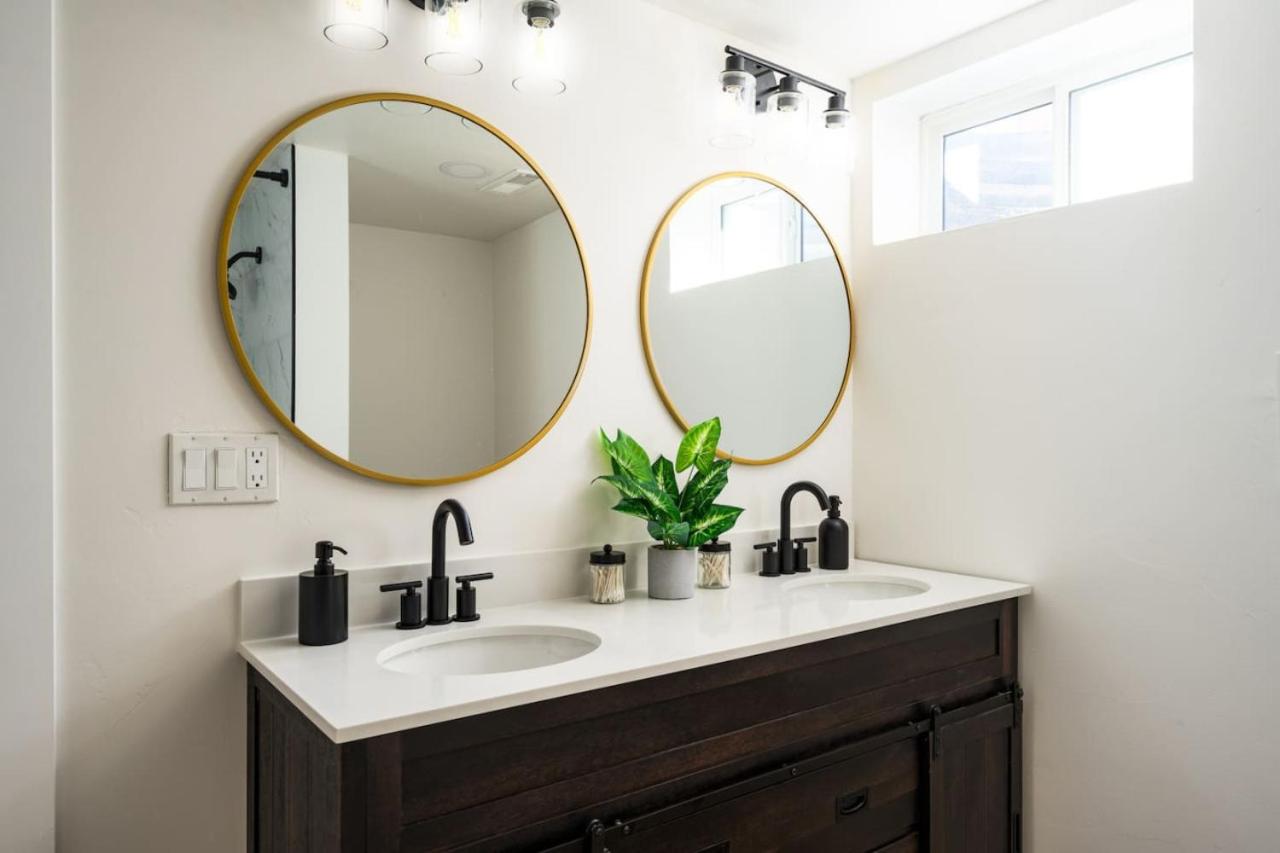 Spacious and Stylish Home with HotTub 12min to Downtown