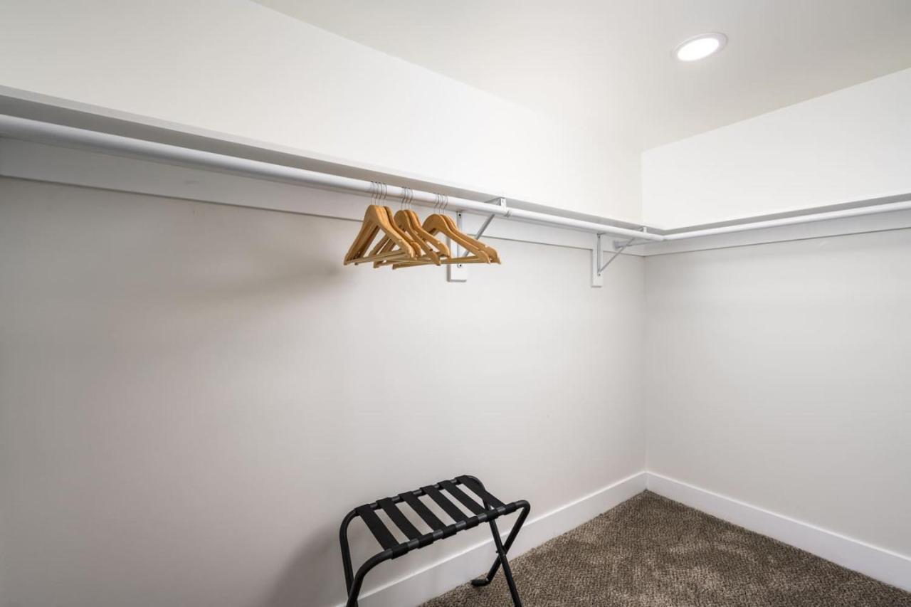 Spacious and Stylish Home with HotTub 12min to Downtown