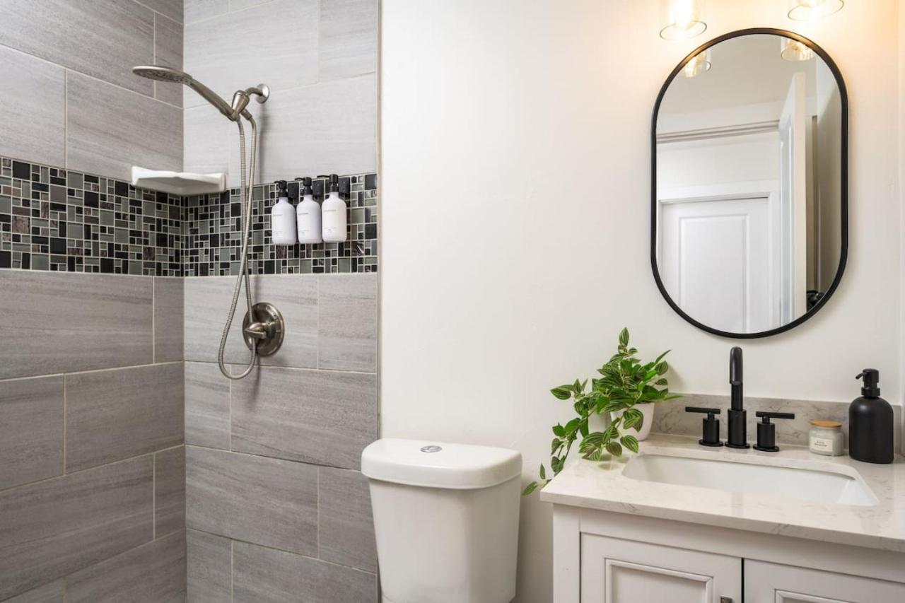Spacious and Stylish Home with HotTub 12min to Downtown