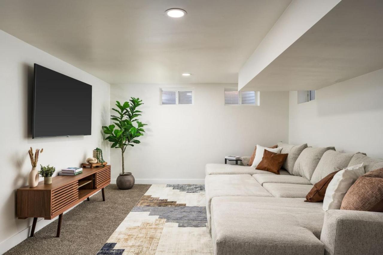 Spacious and Stylish Home with HotTub 12min to Downtown