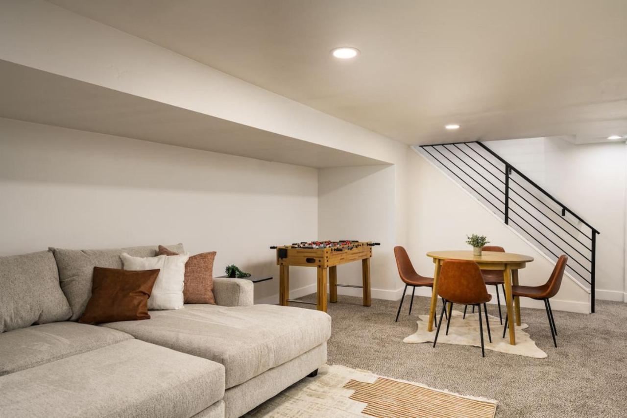 Spacious and Stylish Home with HotTub 12min to Downtown