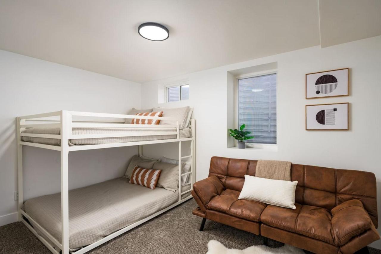 Spacious and Stylish Home with HotTub 12min to Downtown
