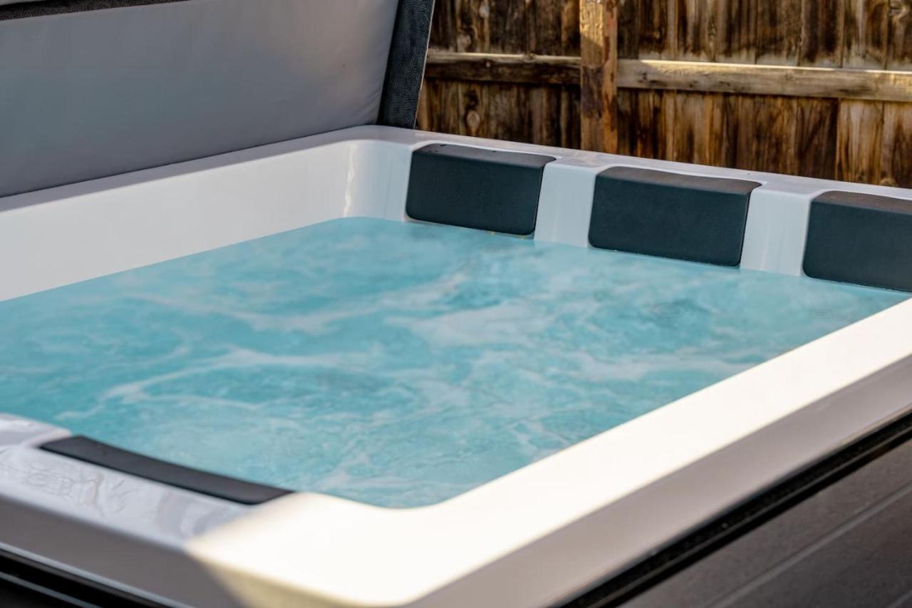 Spacious and Stylish Home with HotTub 12min to Downtown