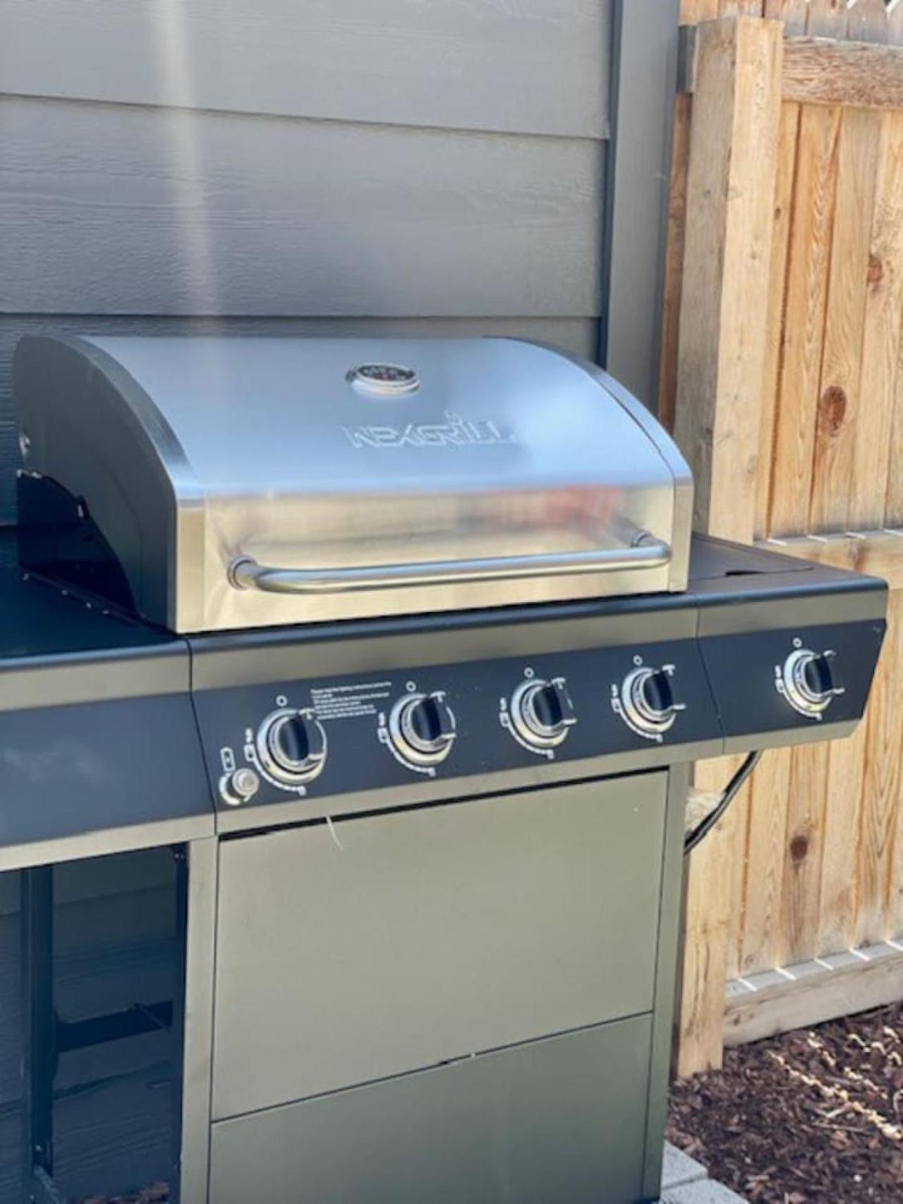 Spacious and Stylish Home with HotTub 12min to Downtown