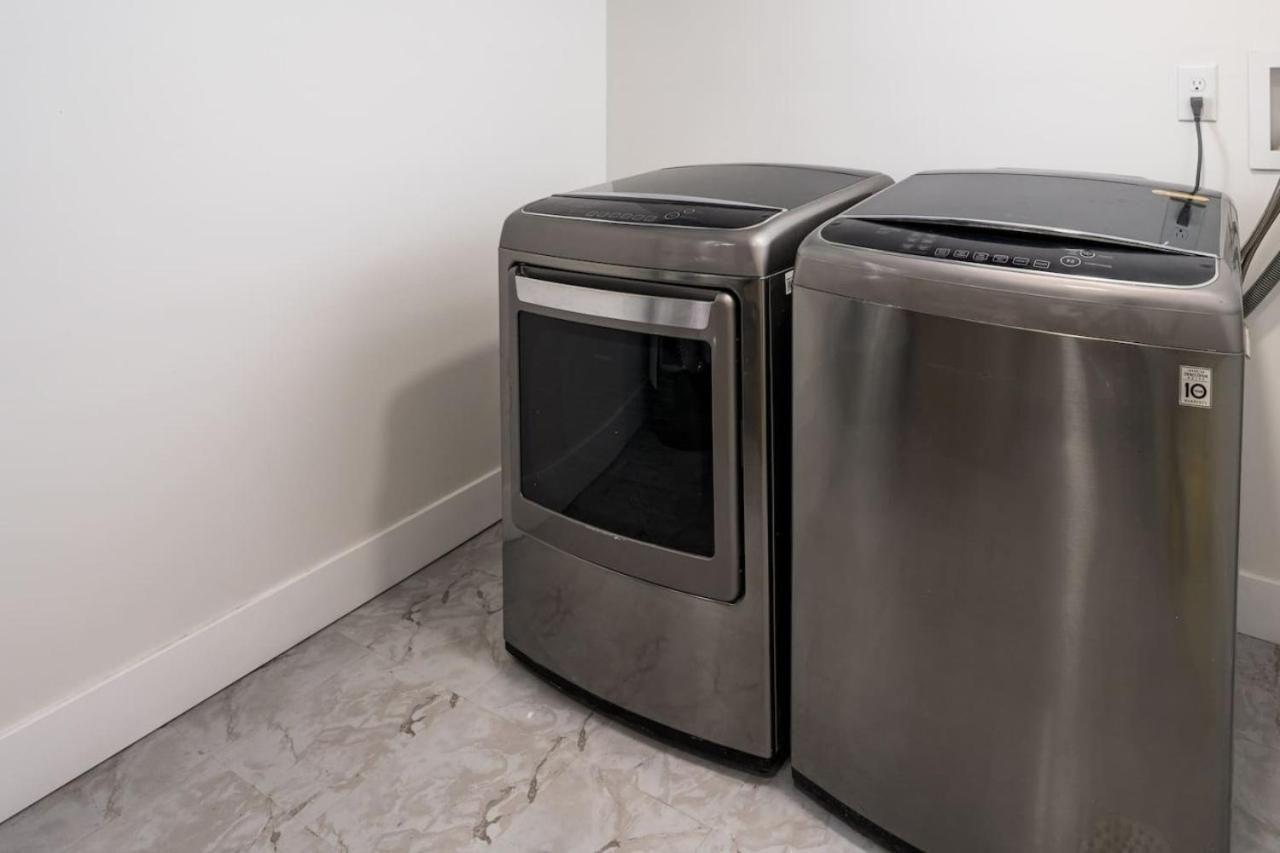 Spacious and Stylish Home with HotTub 12min to Downtown
