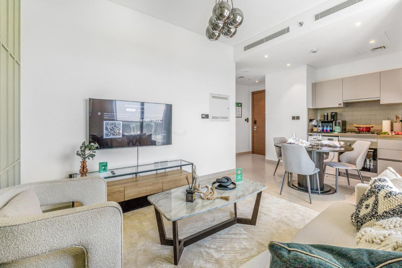 Stylish 1BR with Pool, BBQ Area, Gym in MBR City