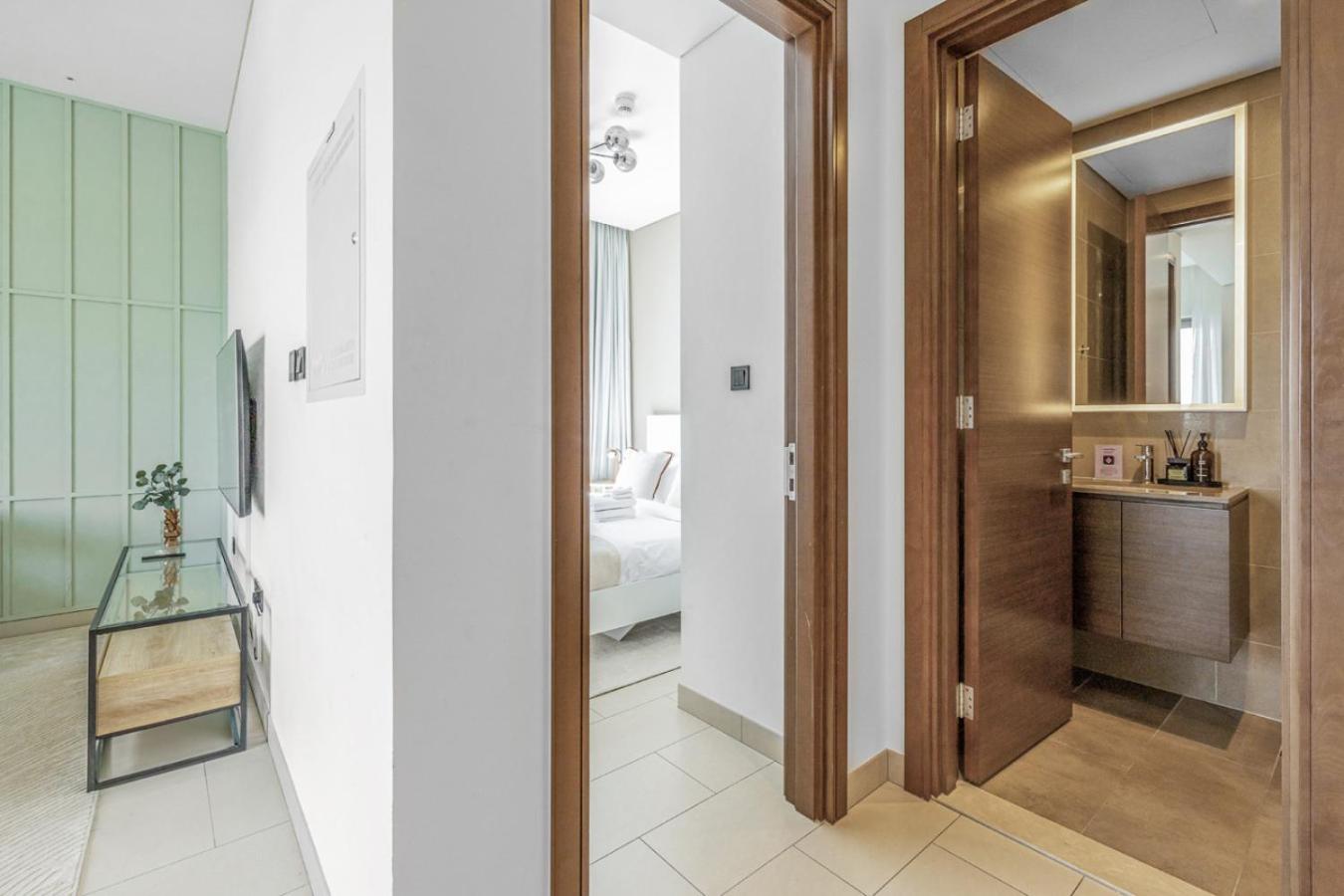 Stylish 1BR with Pool, BBQ Area, Gym in MBR City