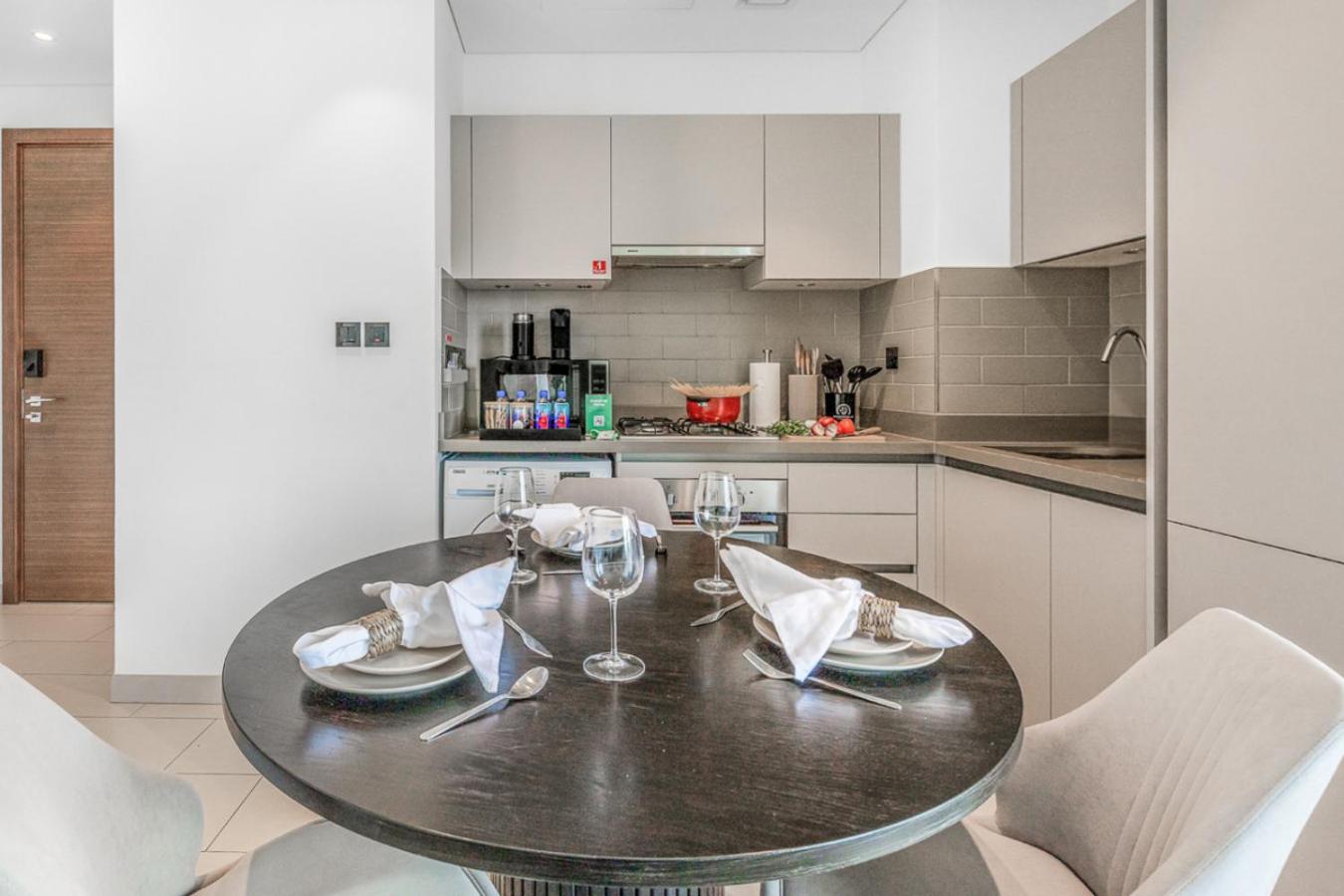 Stylish 1BR with Pool, BBQ Area, Gym in MBR City