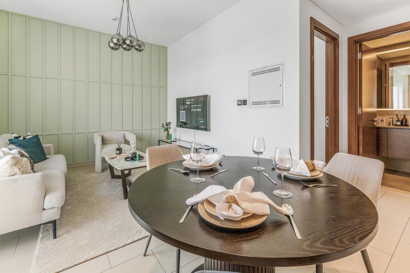 Stylish 1BR with Pool, BBQ Area, Gym in MBR City
