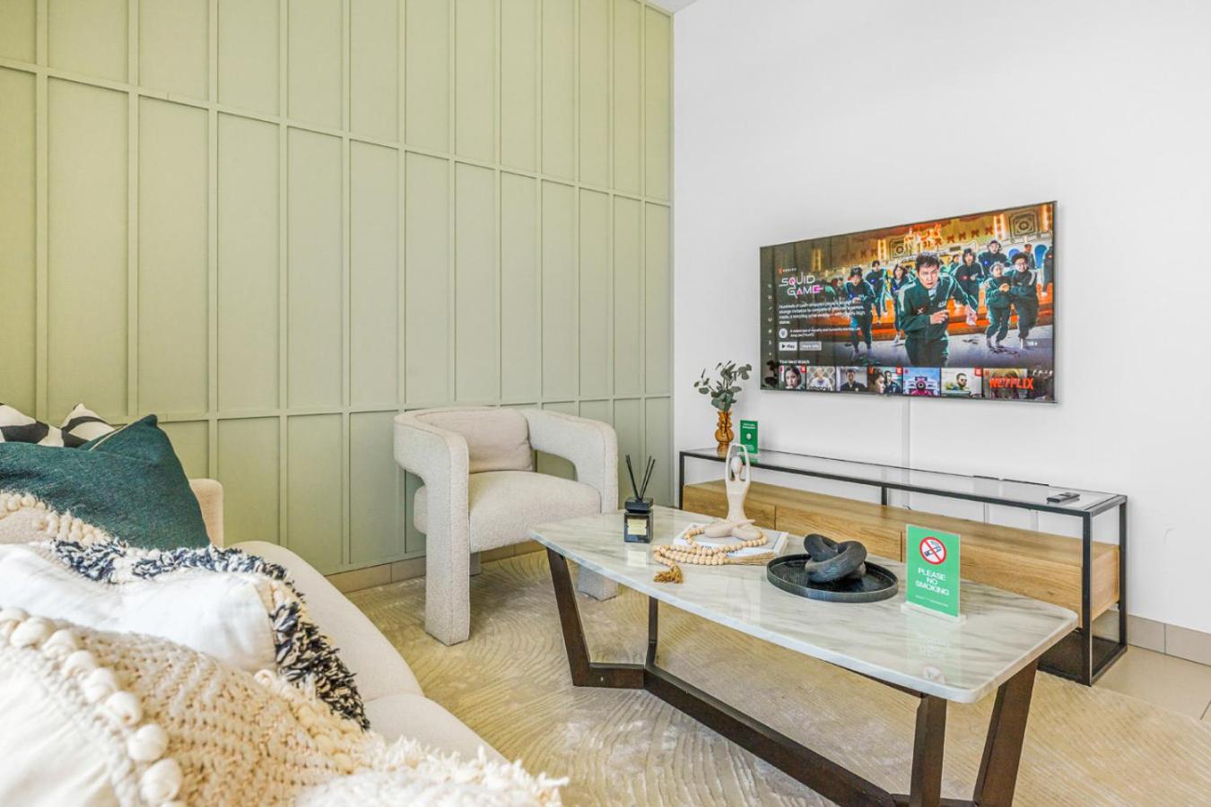 Stylish 1BR with Pool, BBQ Area, Gym in MBR City