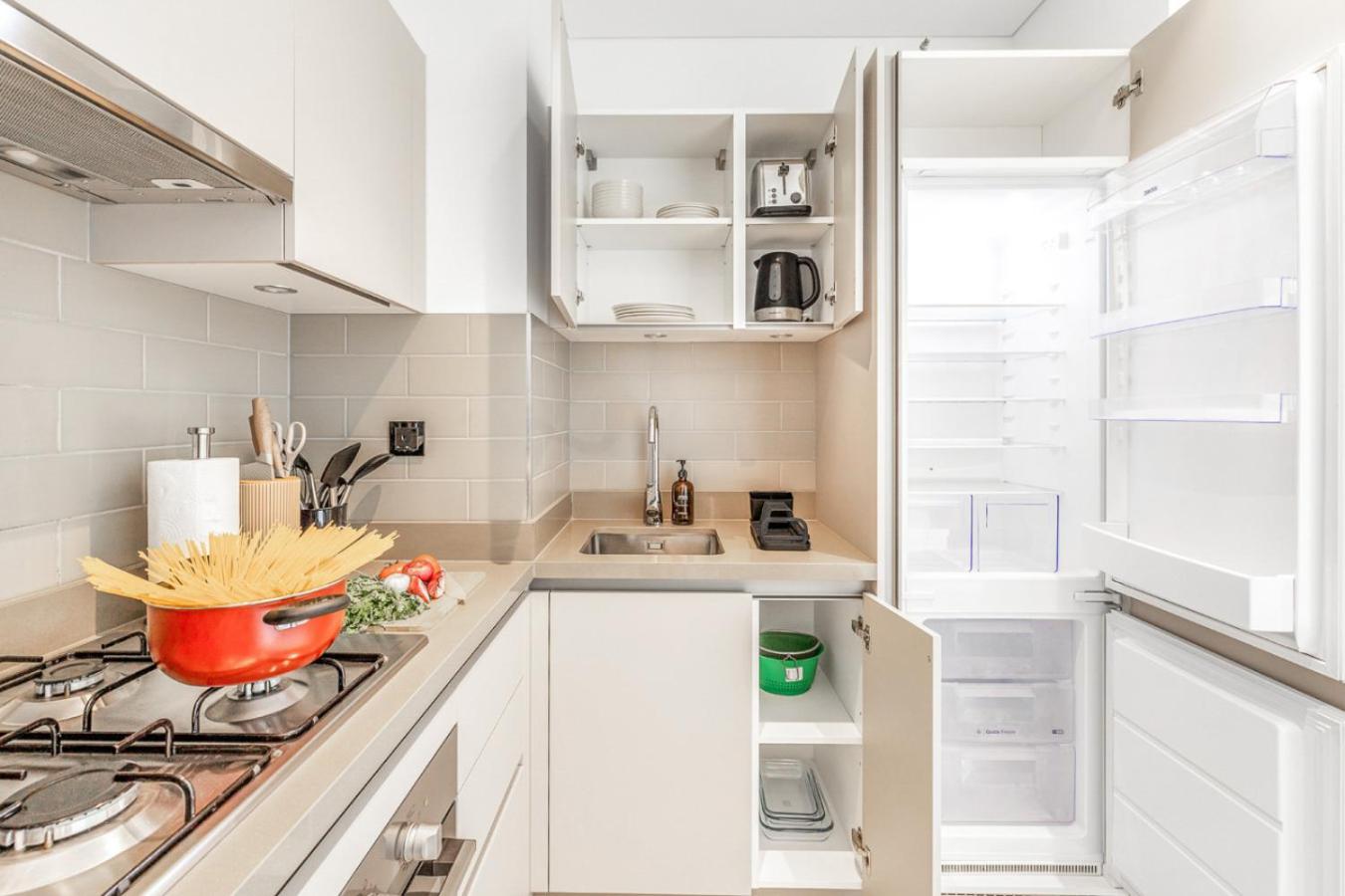 Stylish 1BR with Pool, BBQ Area, Gym in MBR City