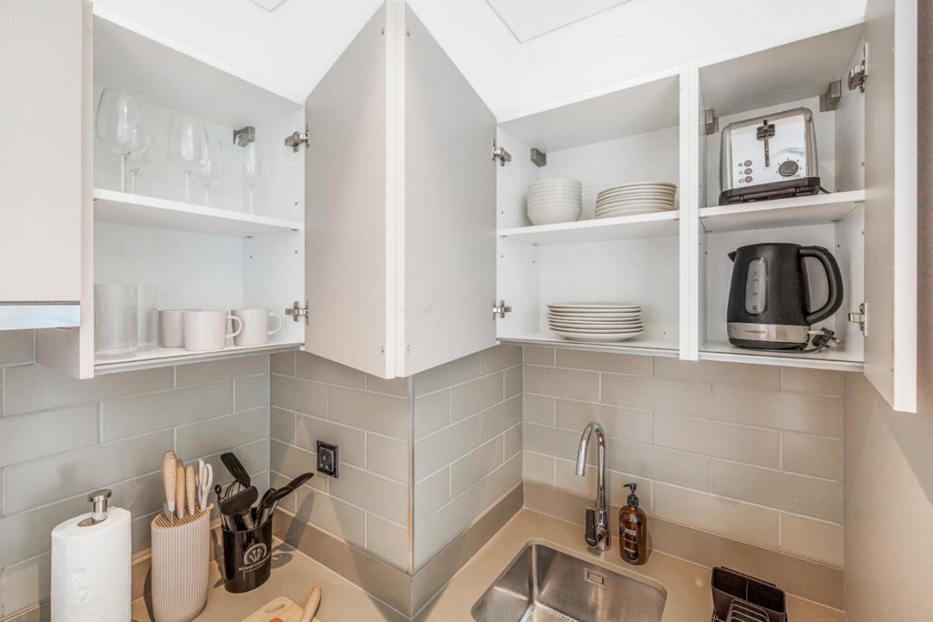 Stylish 1BR with Pool, BBQ Area, Gym in MBR City