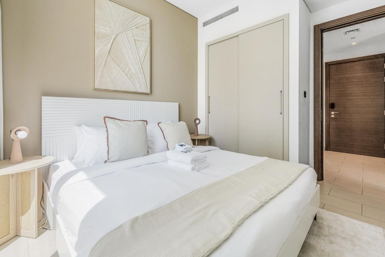 Stylish 1BR with Pool, BBQ Area, Gym in MBR City