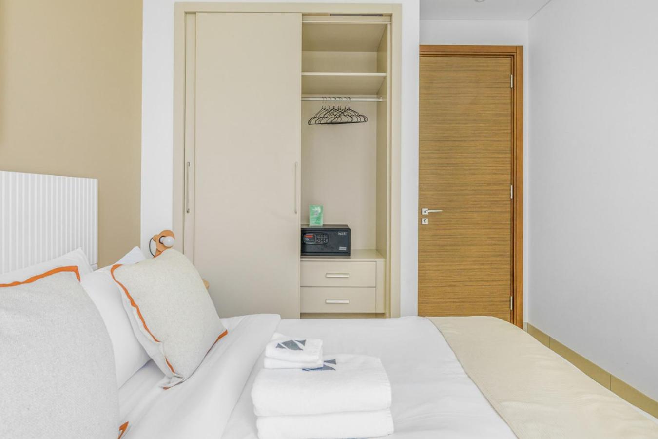 Stylish 1BR with Pool, BBQ Area, Gym in MBR City