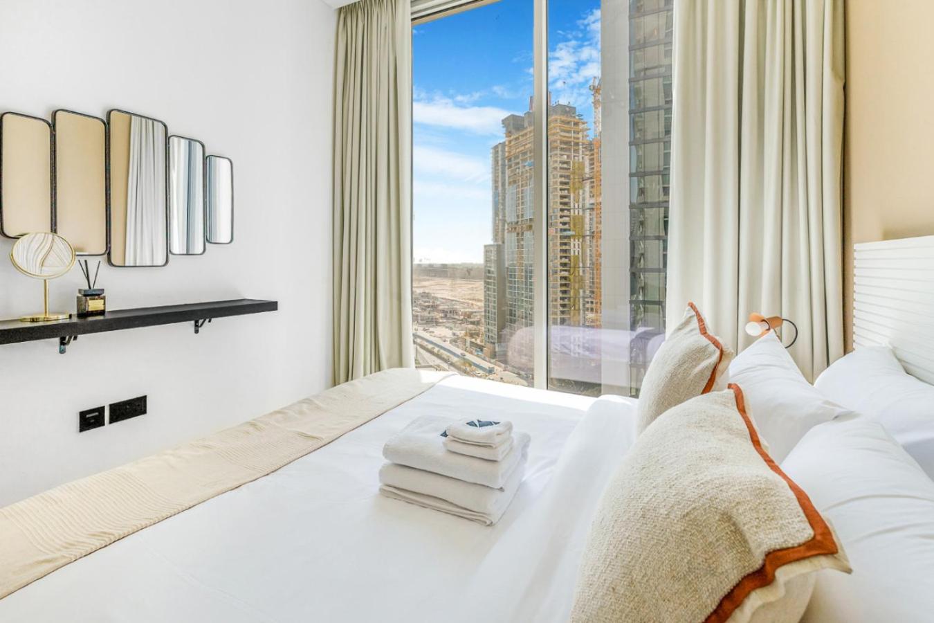 Stylish 1BR with Pool, BBQ Area, Gym in MBR City